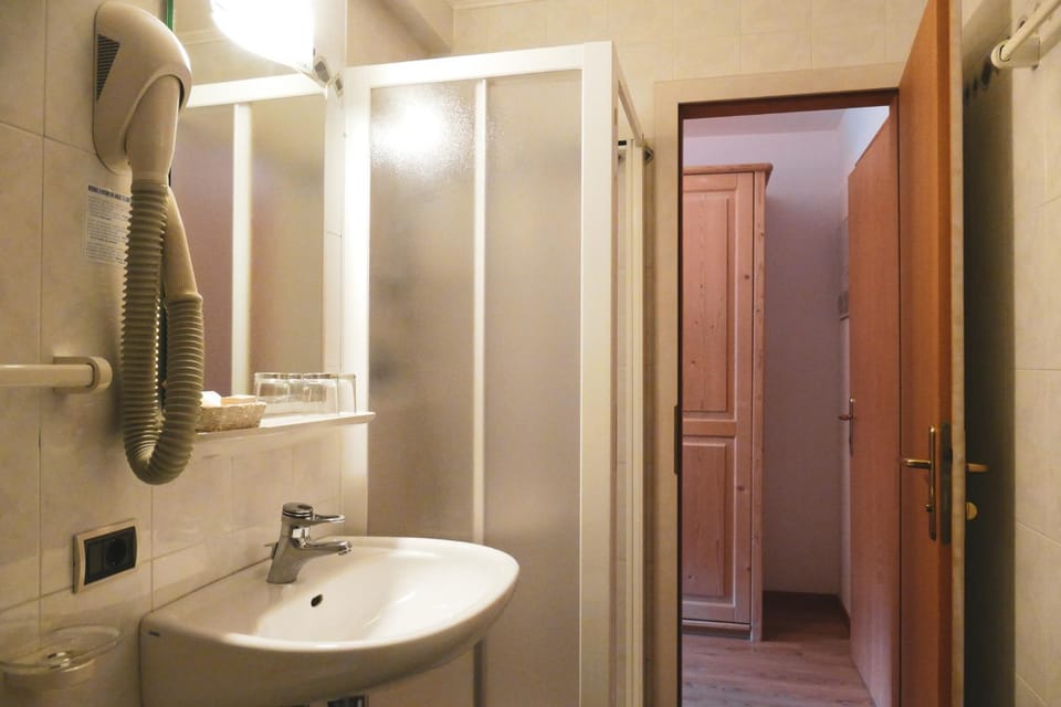 Shower, Toilet, Bathroom, Bedroom