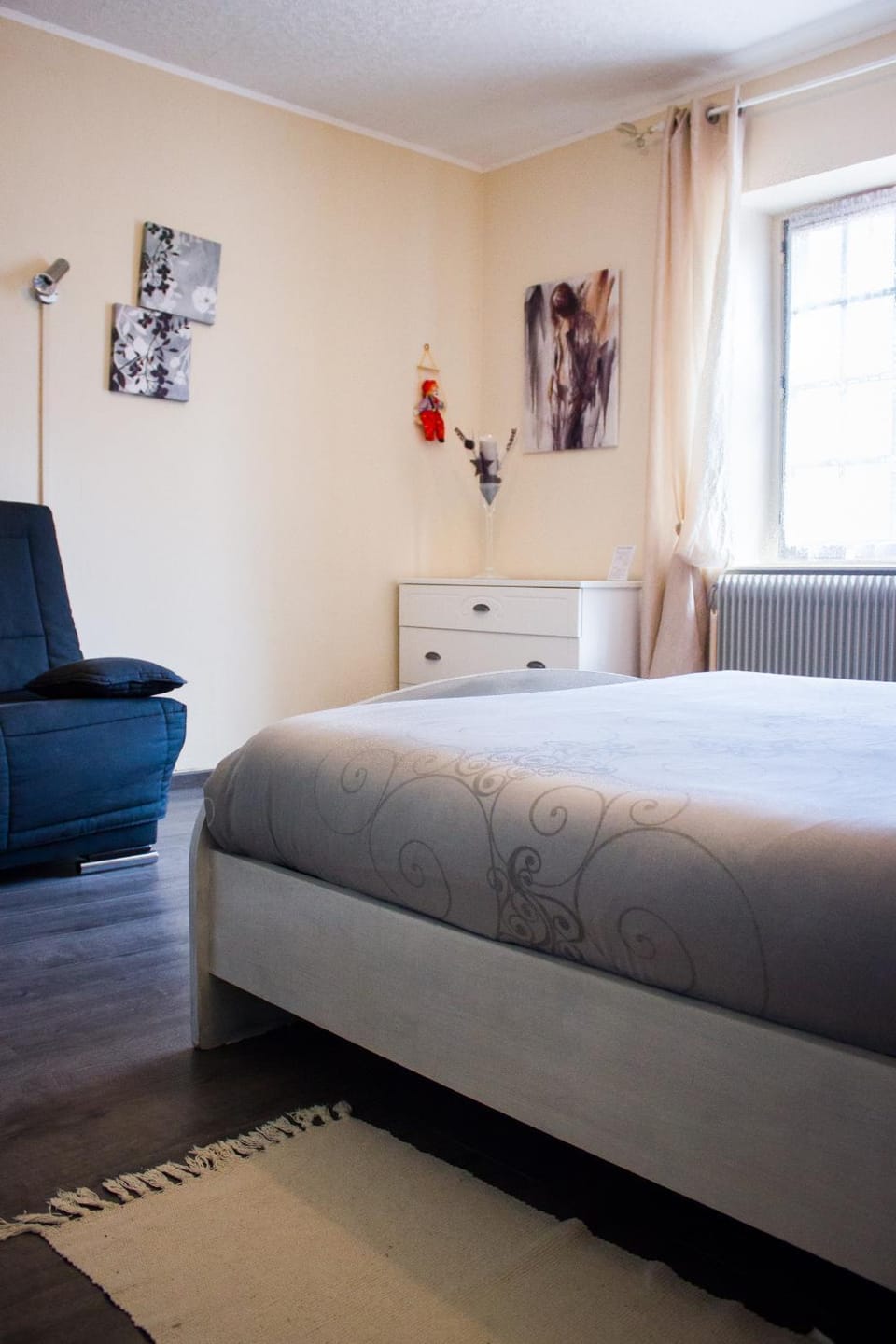 Photo of the whole room, Bedroom