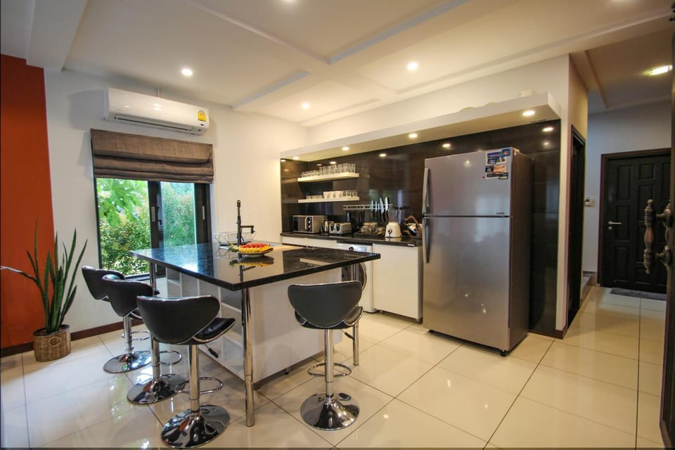 Kitchen or kitchenette, Dining area, Communal kitchen