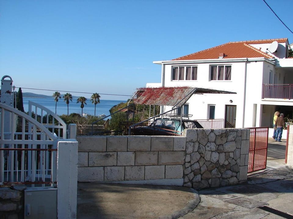Property building, Patio, Facade/entrance