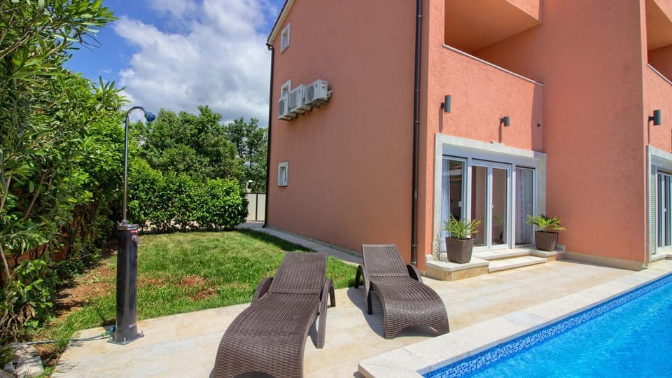 Wonderful villa Katarina with extra heated pool and jacuzzy sea view by WiiBuk Villa in Medulin