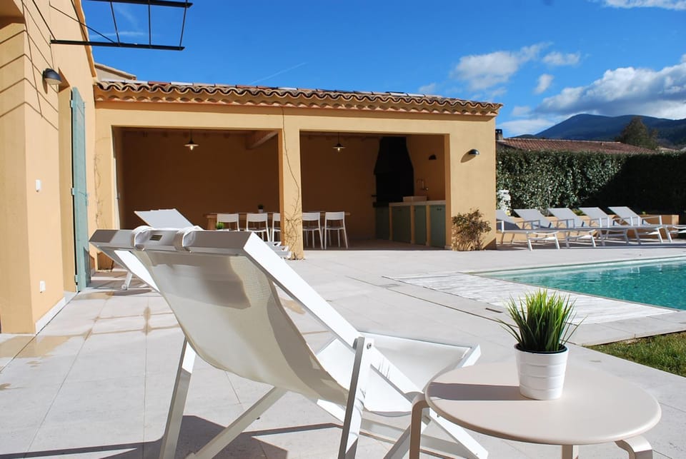 Property building, Day, Mountain view, Pool view, Swimming pool, sunbed