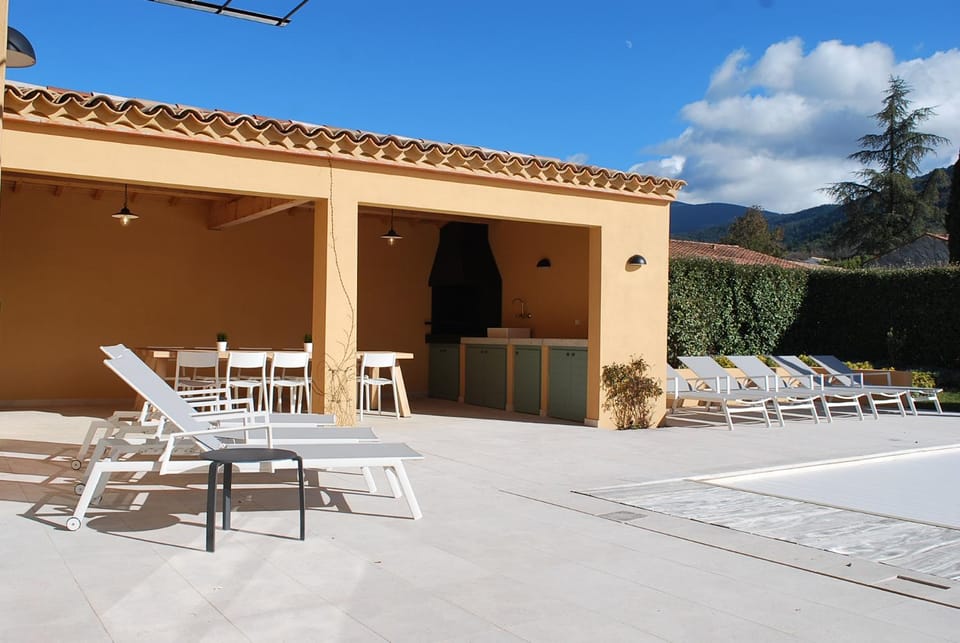 Property building, Patio, Spring, Day, Natural landscape, View (from property/room), Balcony/Terrace, Dining area, Mountain view, sunbed