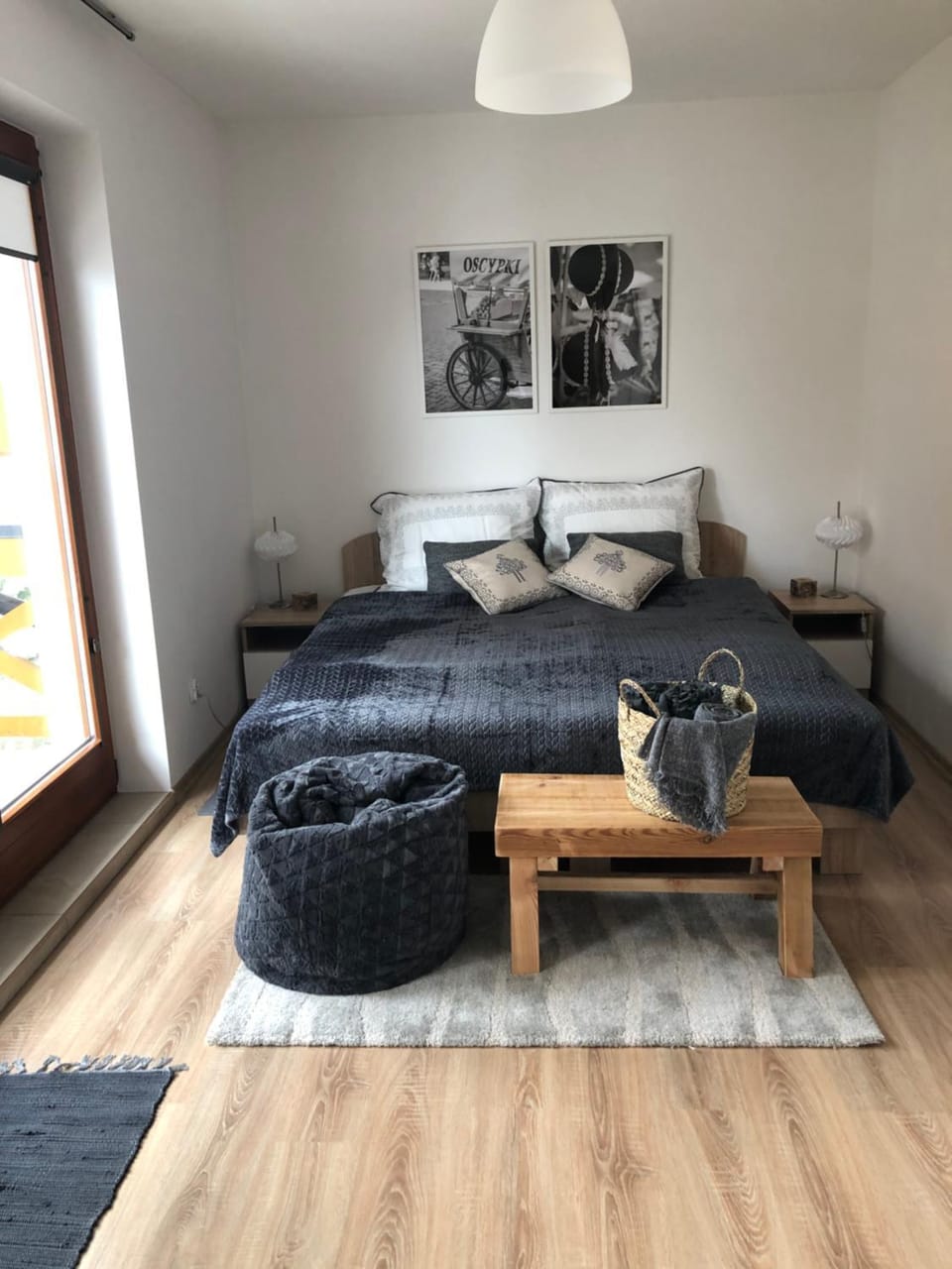 Bed, Photo of the whole room, Seating area, Bedroom