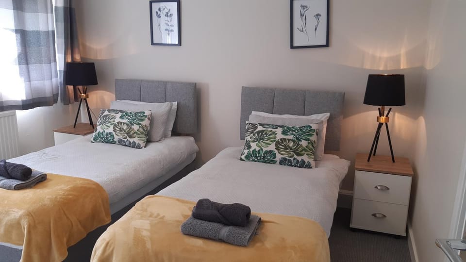 Bed, Photo of the whole room, Bedroom, towels