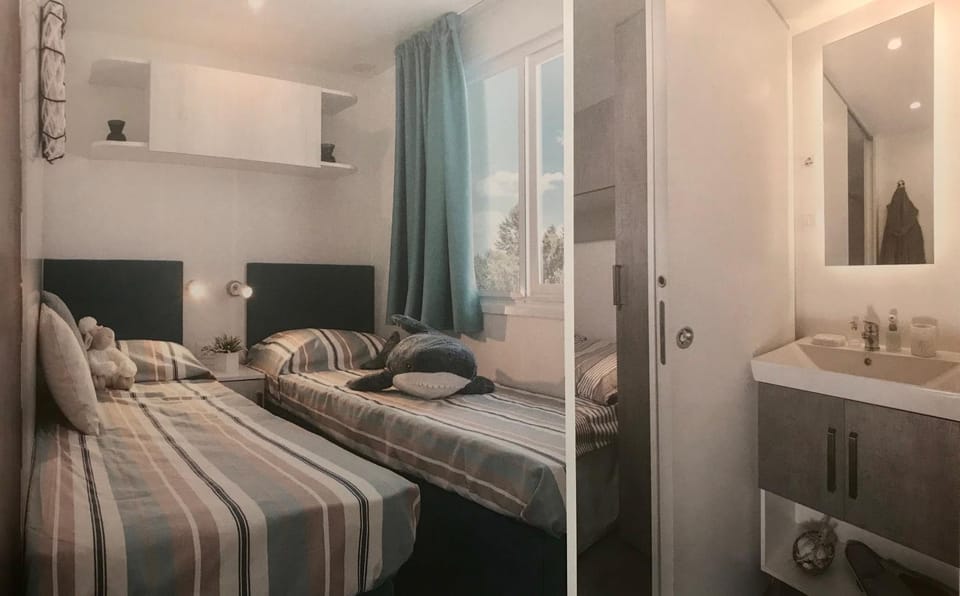 Shower, Toilet, Bed, Bathroom, Bedroom, Garden view