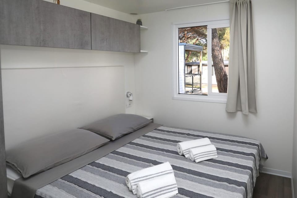 Bed, Bedroom, towels