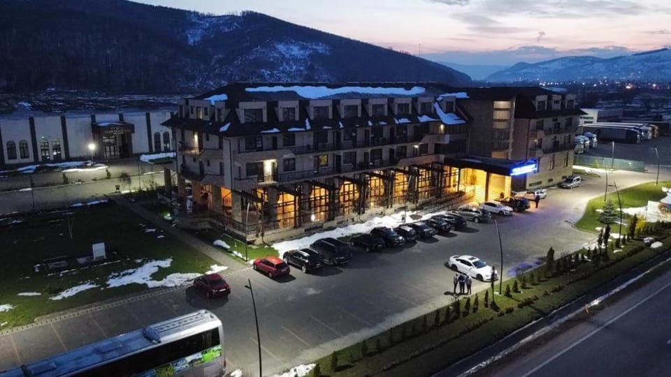 Property building, Nearby landmark, Day, Night, Neighbourhood, Natural landscape, Mountain view, Location, Parking