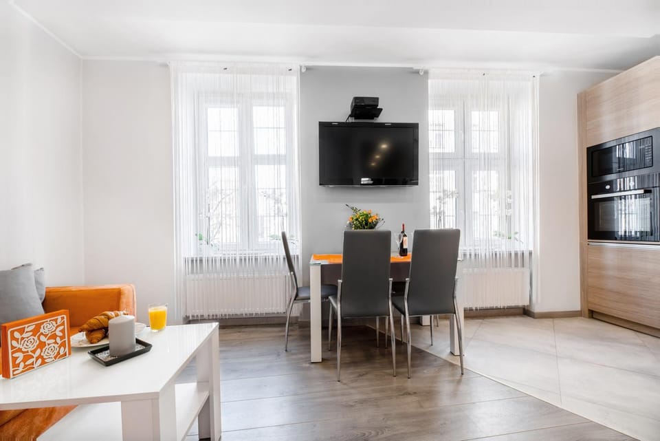 TV and multimedia, Living room, Dining area