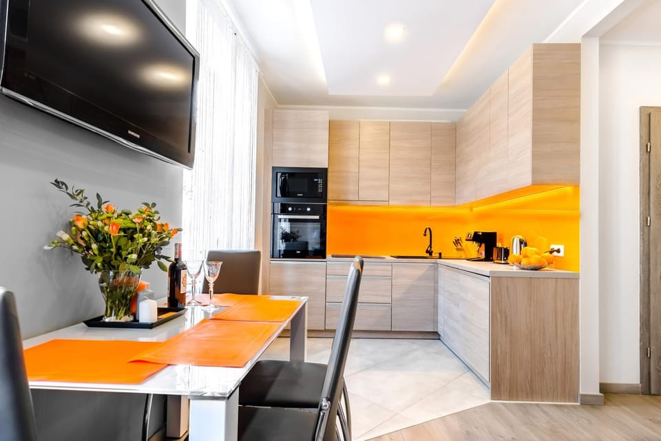 Kitchen or kitchenette, Dining area