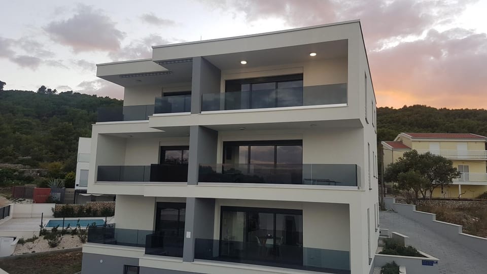Property building, Day, Natural landscape, View (from property/room), Balcony/Terrace, Mountain view, Pool view, Swimming pool