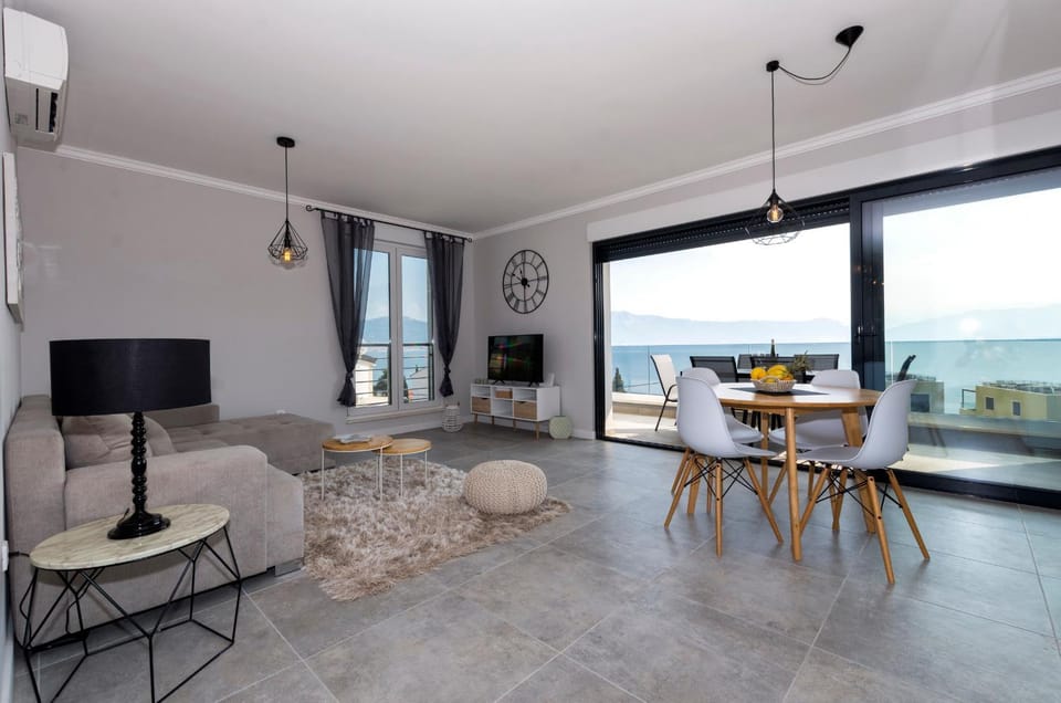 Communal lounge/ TV room, Natural landscape, TV and multimedia, Living room, Seating area, Dining area, Evening entertainment, Sea view