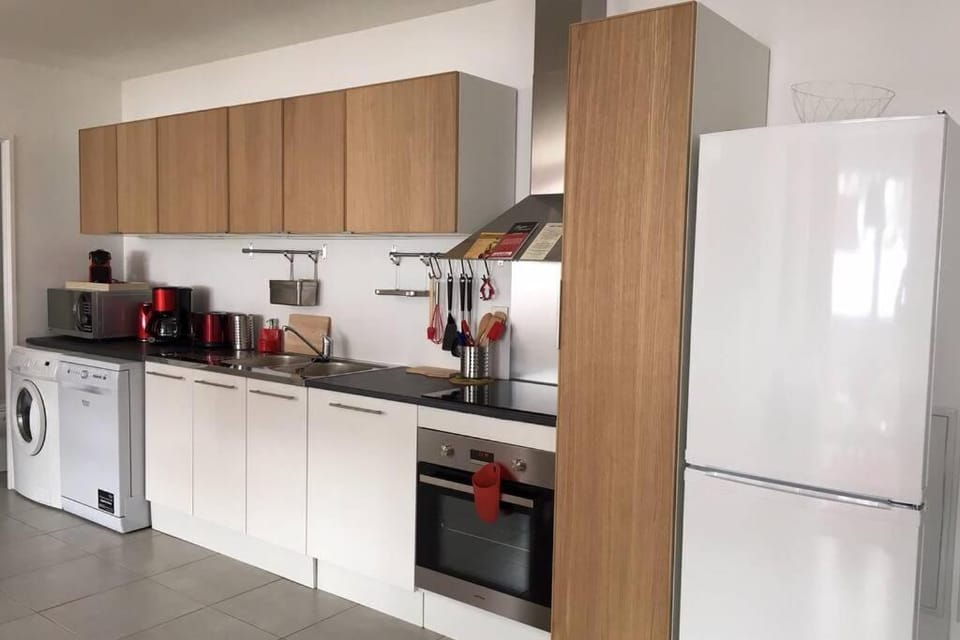 Coffee/tea facilities, Kitchen or kitchenette, dishwasher, microwave, oven, stove, toaster, washing machine, dryer