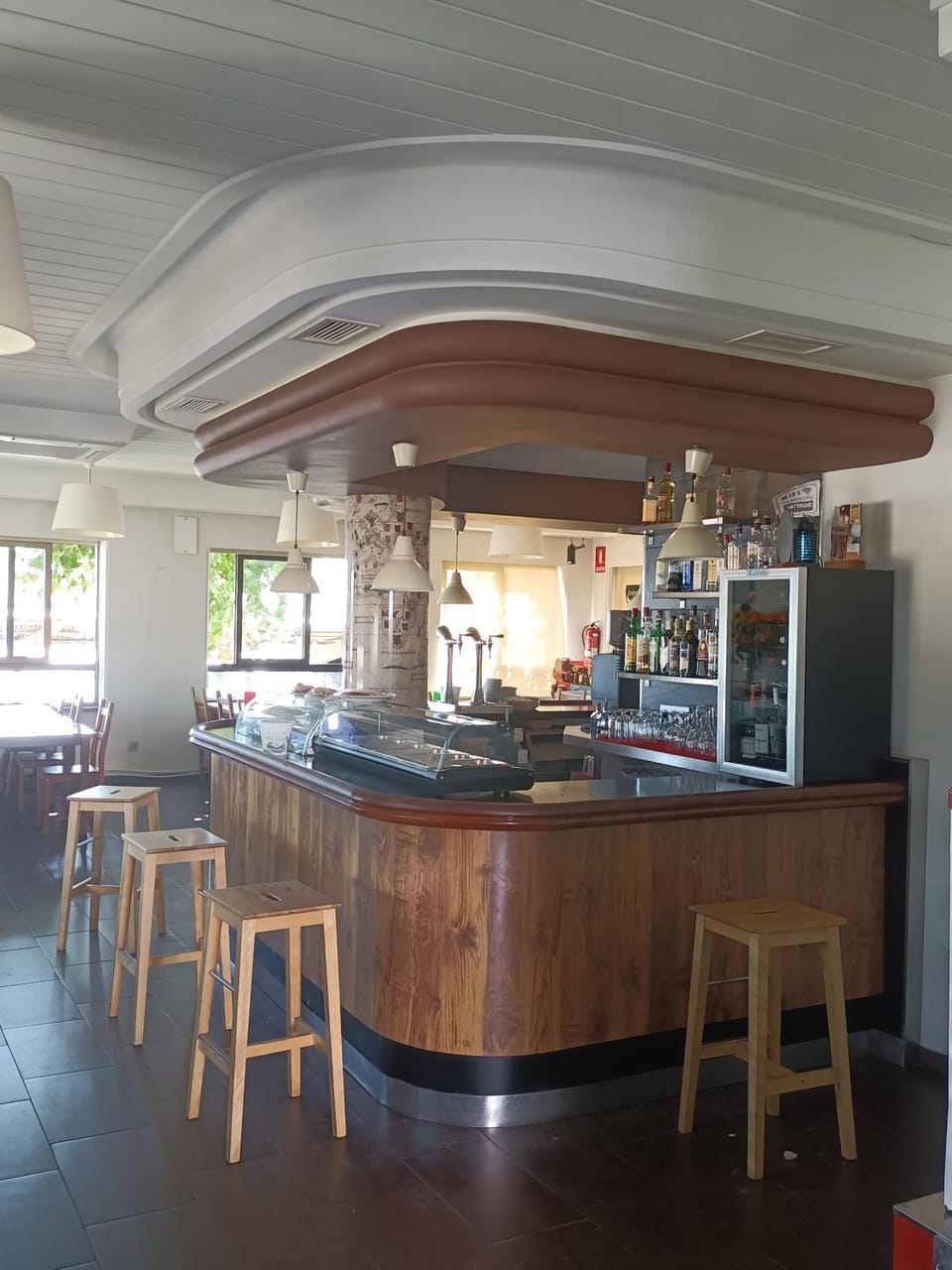 Restaurant/places to eat, Parking, internet