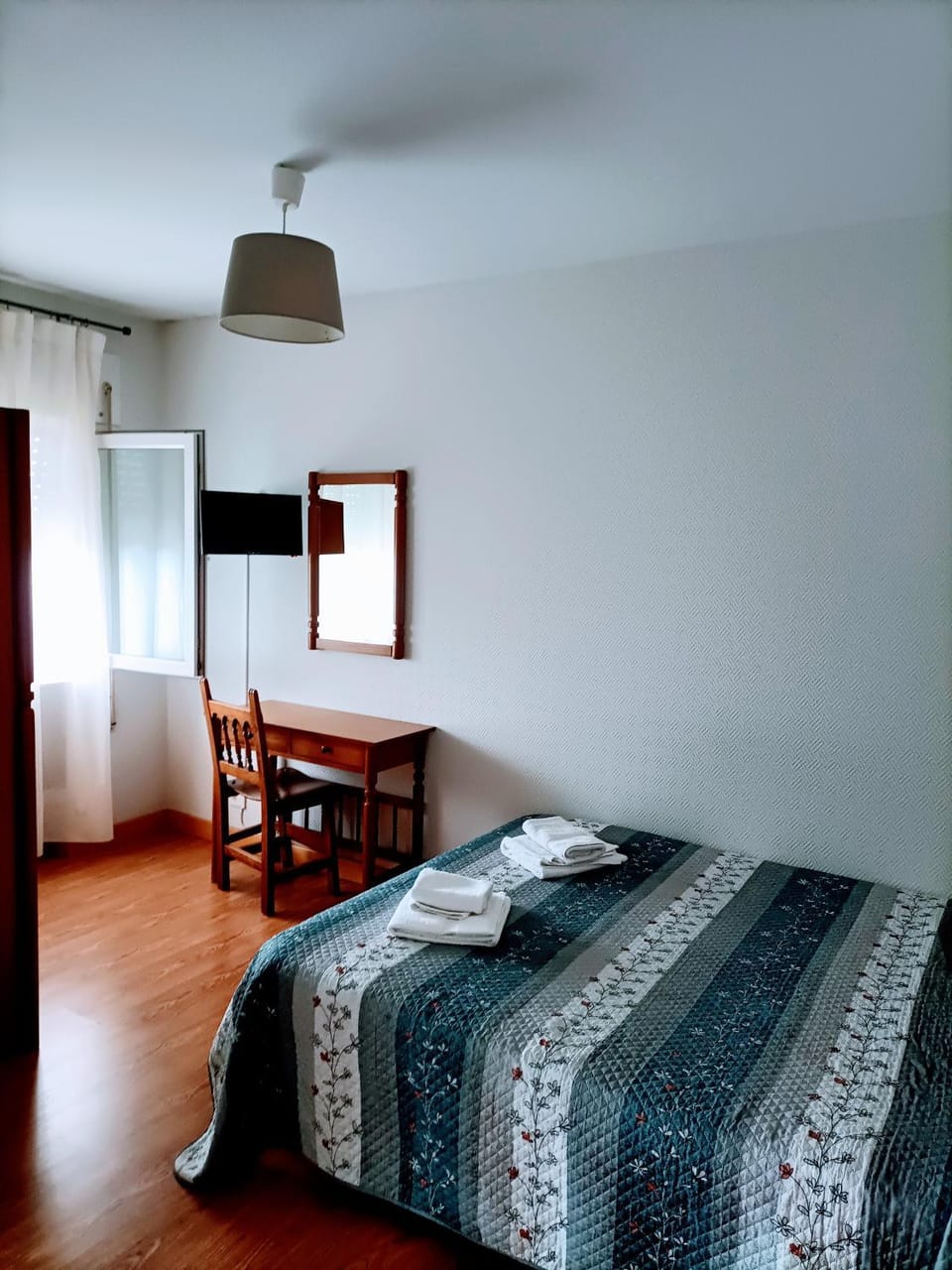 Restaurant/places to eat, Bed, Bathroom, Bedroom, Breakfast, Alcoholic drinks, Parking, internet, locker, towels