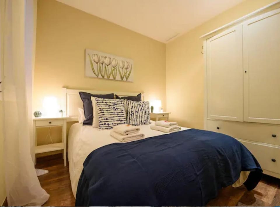 RamblasRentals Cozy Renovated 2BR with Balcony Lift 20M Rambla - Parking - Wifi Apartment in Barcelona