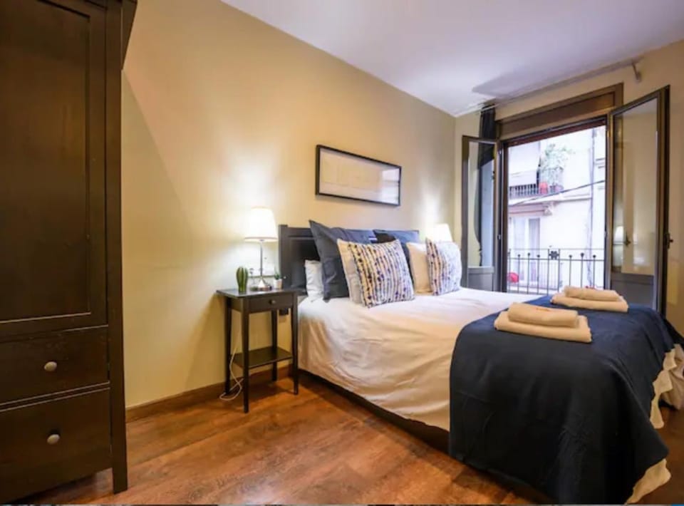 RamblasRentals Cozy Renovated 2BR with Balcony Lift 20M Rambla - Parking - Wifi Apartment in Barcelona