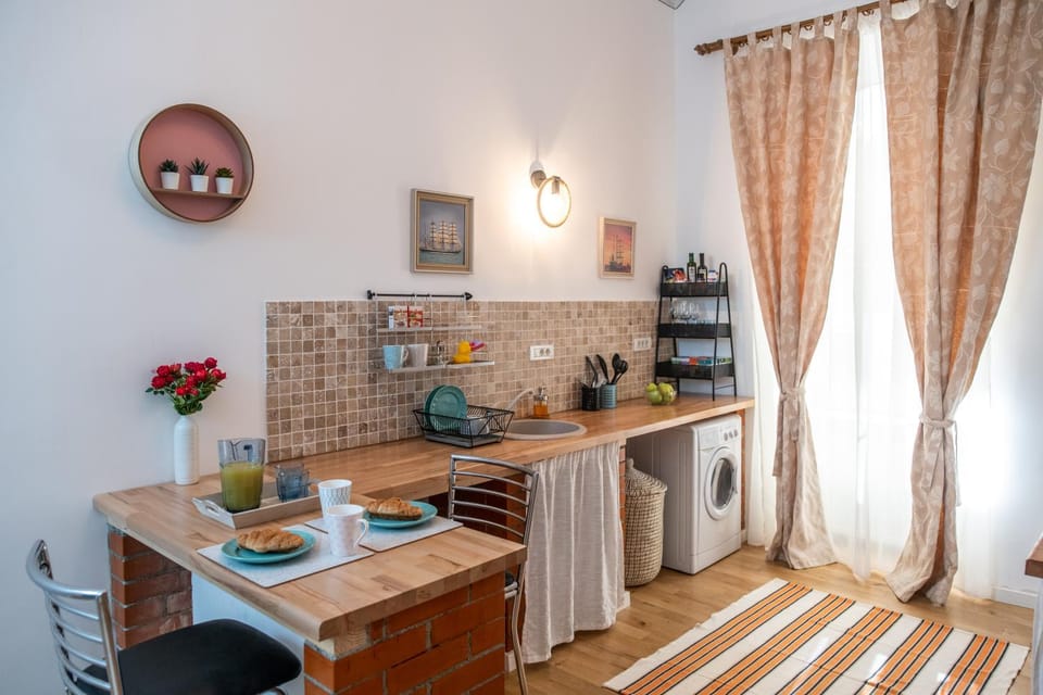 Kitchen or kitchenette, Seating area, Dining area