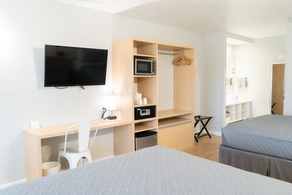 Bed, TV and multimedia, Photo of the whole room, Seating area, Bedroom