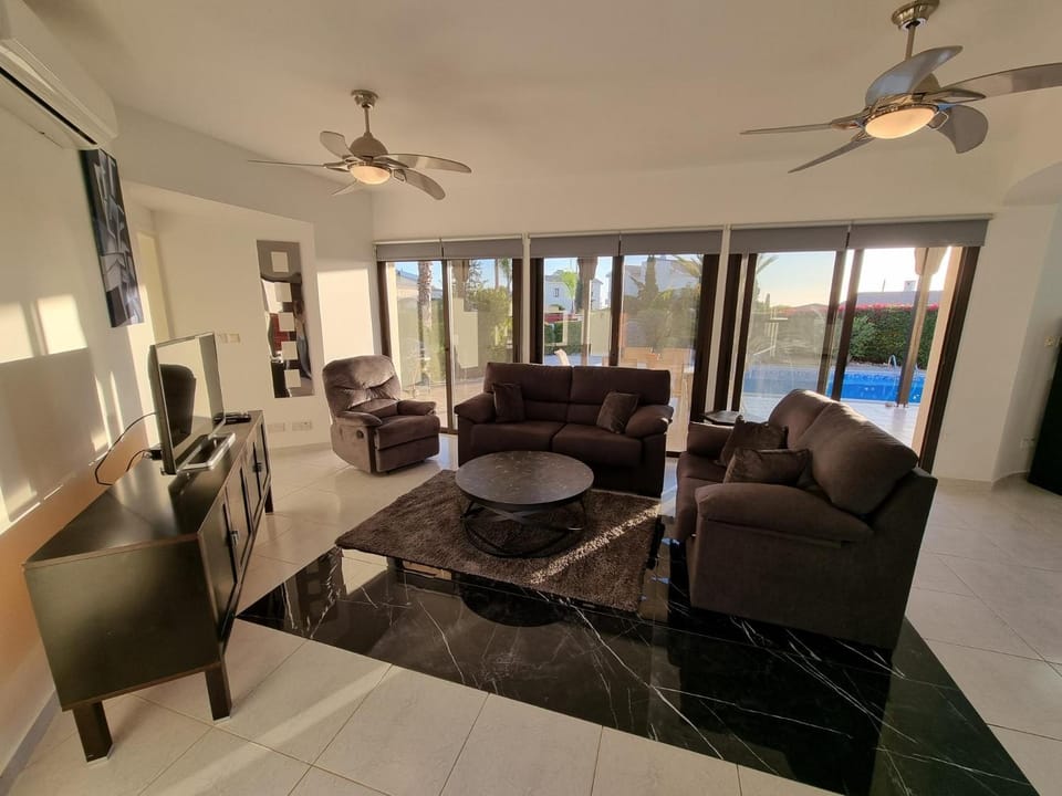 Communal lounge/ TV room, Living room, Seating area, fireplace