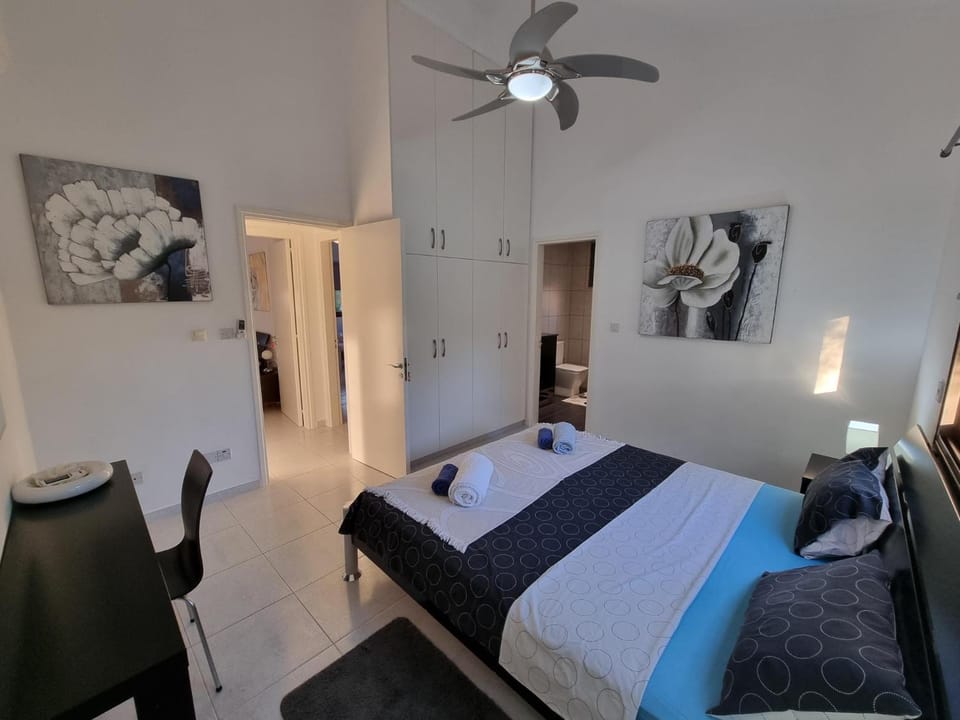 Bed, Photo of the whole room, Bedroom, fireplace