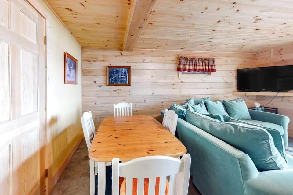 TV and multimedia, Living room, Seating area, Dining area