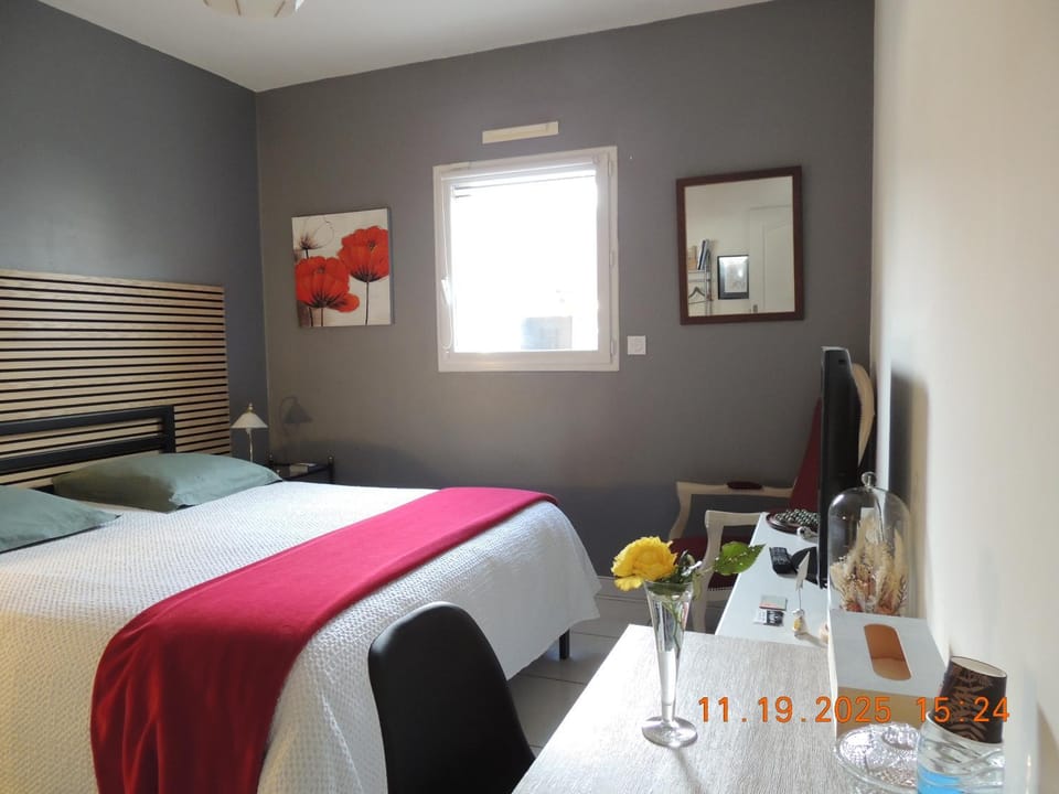 Les Coquelicots Chambre d' hote avec grand lit et salle d'eau privative pour une persone ou un couple Bed and Breakfast in Brittany