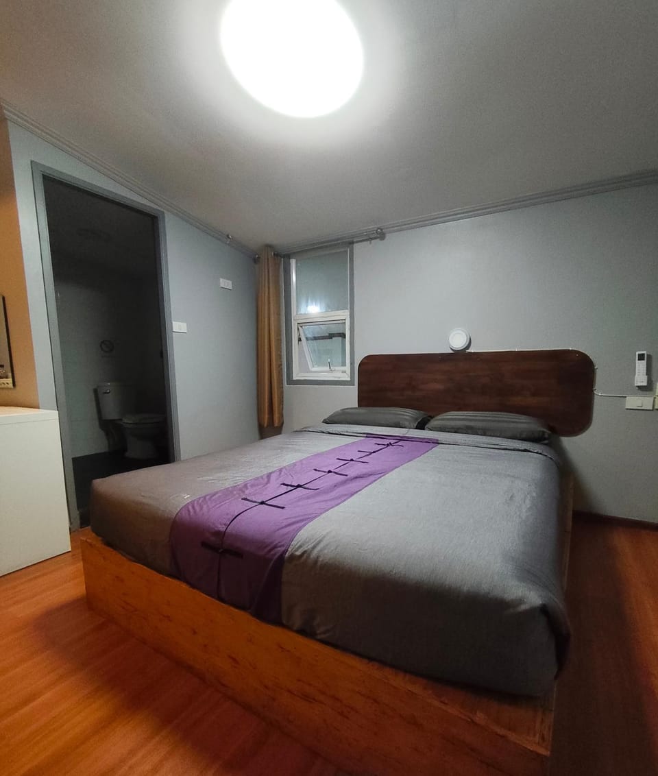 Bed, Bedroom, air conditioner