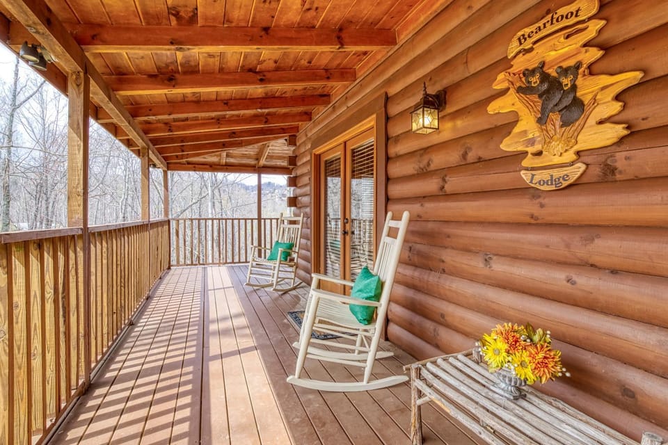 Bear Hug Cabin Gatlinburg Convenient to Everything! Cabin in Gatlinburg