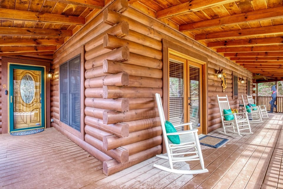 Bear Hug Cabin Gatlinburg Convenient to Everything! Cabin in Gatlinburg