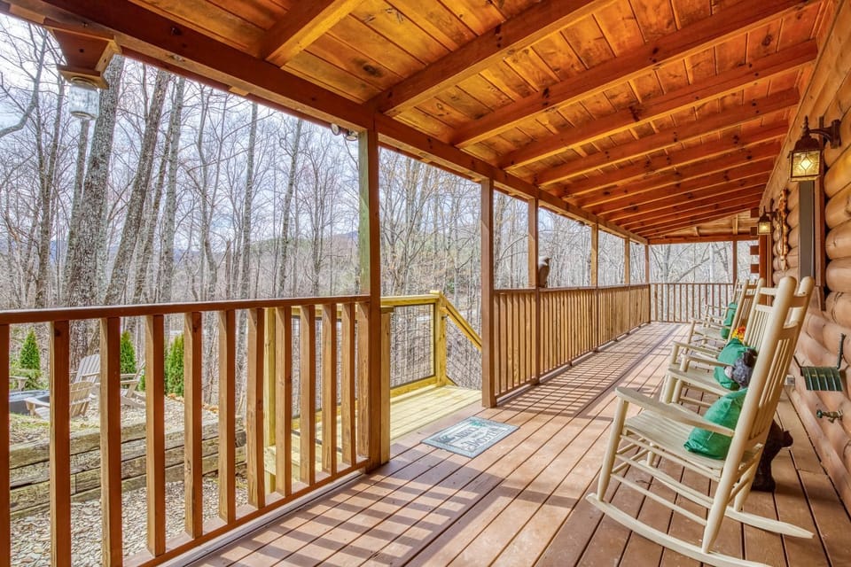 Bear Hug Cabin Gatlinburg Convenient to Everything! Cabin in Gatlinburg