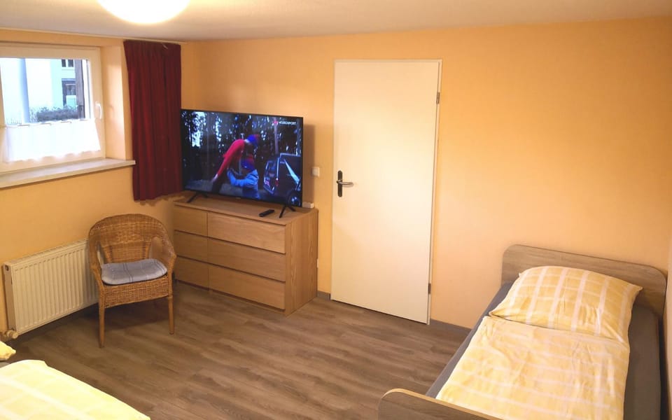 Bed, TV and multimedia, Bedroom