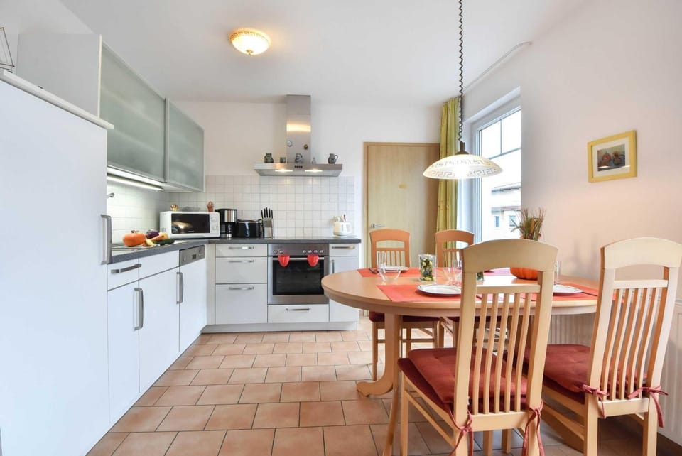 Kitchen or kitchenette, Dining area, dishwasher, minibar, pet friendly, stove, toaster