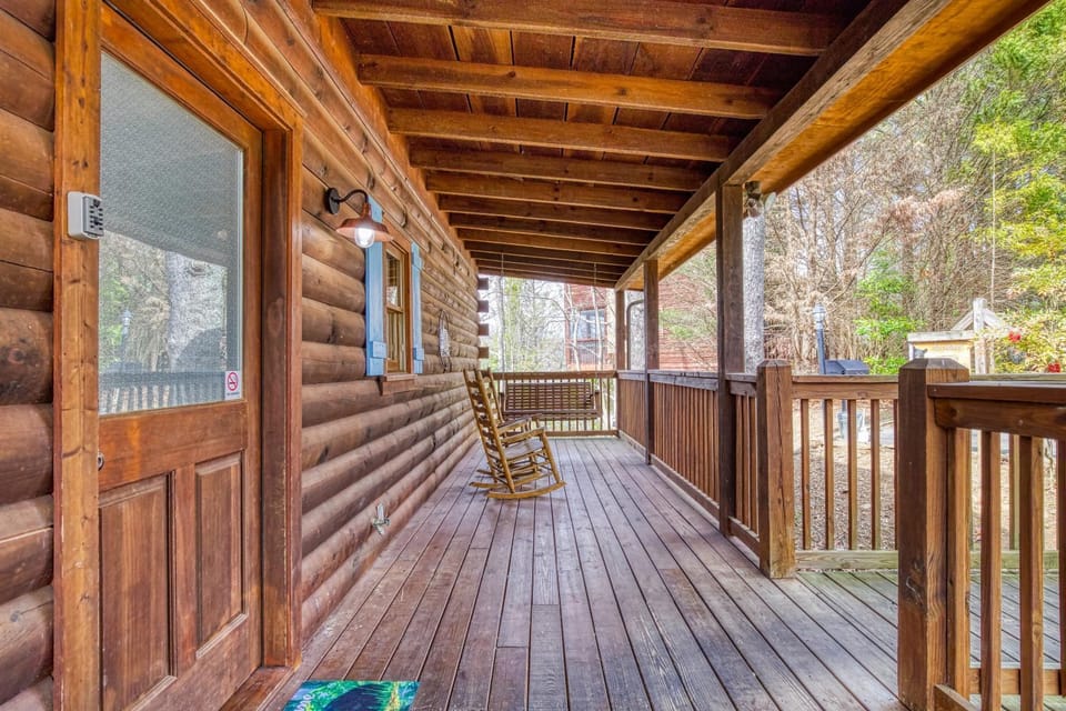 Top of the World 2 Bedroom 2 Bath Cabin between Pigeon Forge and Gatlinburg Cabin in Sevier County