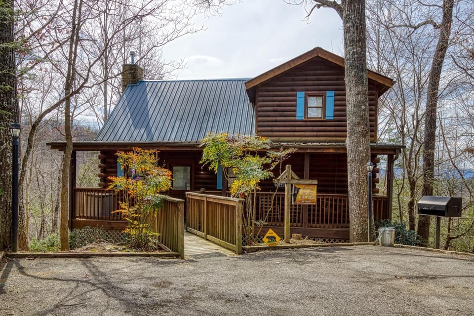 Top of the World 2 Bedroom 2 Bath Cabin between Pigeon Forge and Gatlinburg Cabin in Sevier County