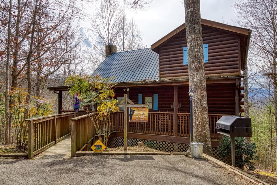 Top of the World 2 Bedroom 2 Bath Cabin between Pigeon Forge and Gatlinburg Cabin in Sevier County