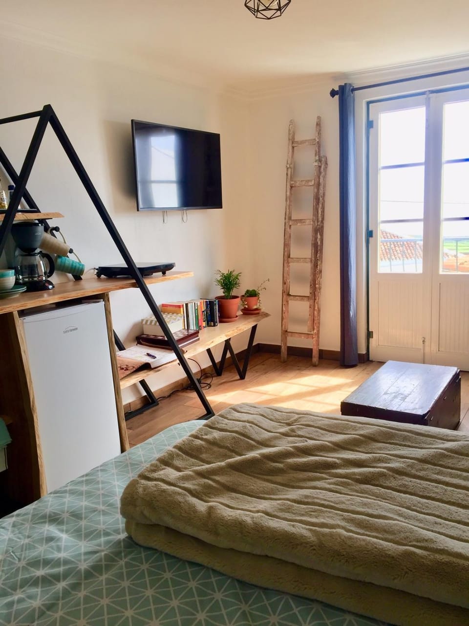Bed, TV and multimedia, Living room, Photo of the whole room, Bedroom