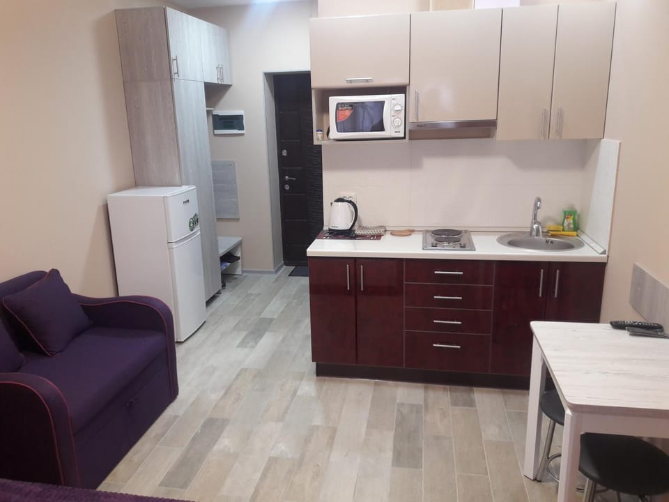 Coffee/tea facilities, Kitchen or kitchenette, Seating area, Dining area