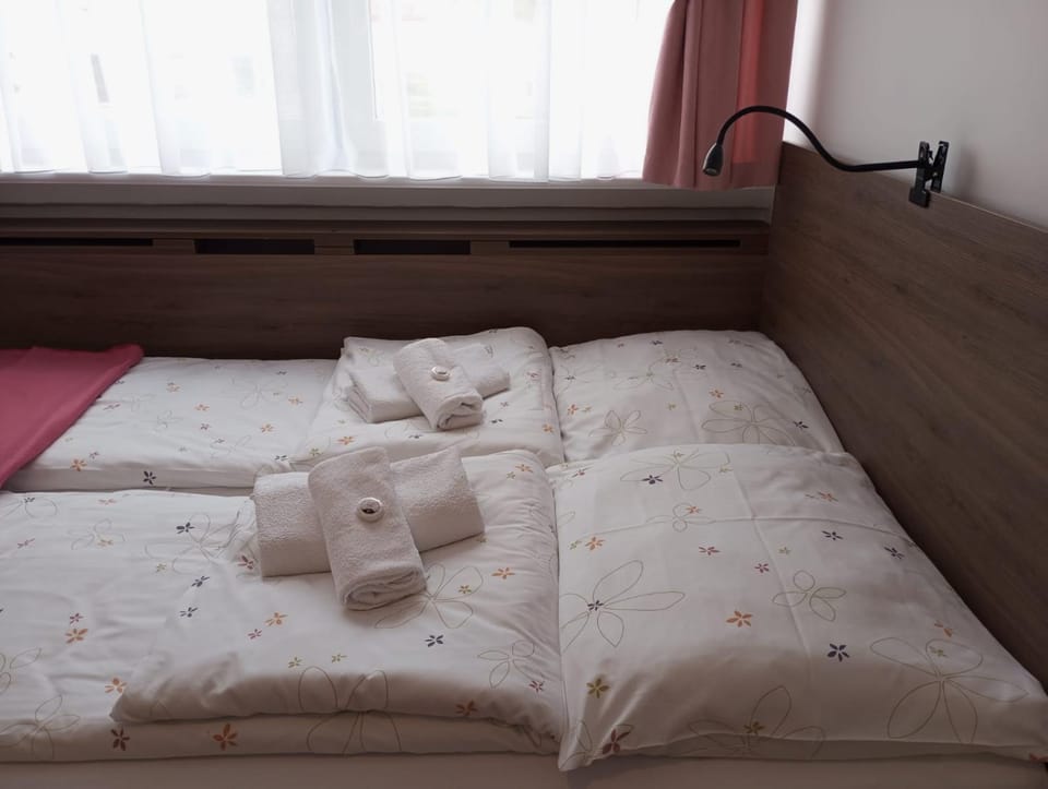 Bed, Bedroom, towels