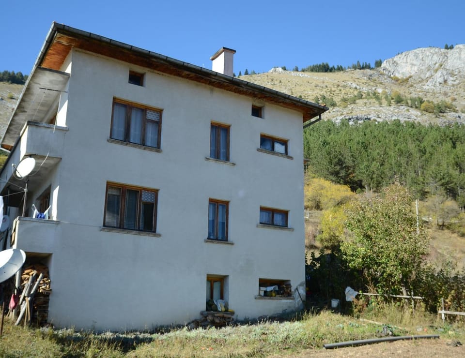 Facade/entrance, Autumn, Location