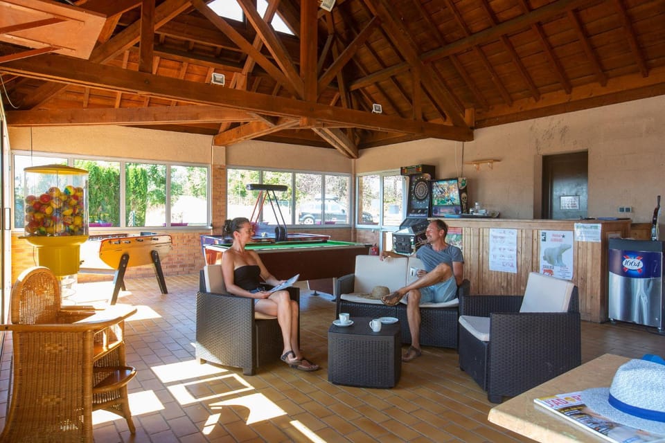 Restaurant/places to eat, Lounge or bar