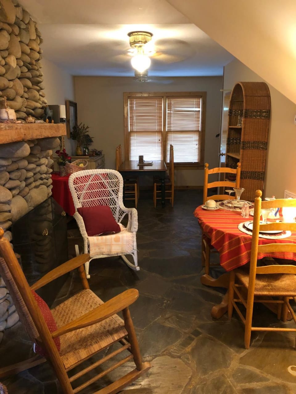Smokies Bed and Breakfast - Evergreen Cottage Inn Apartment in Pigeon Forge