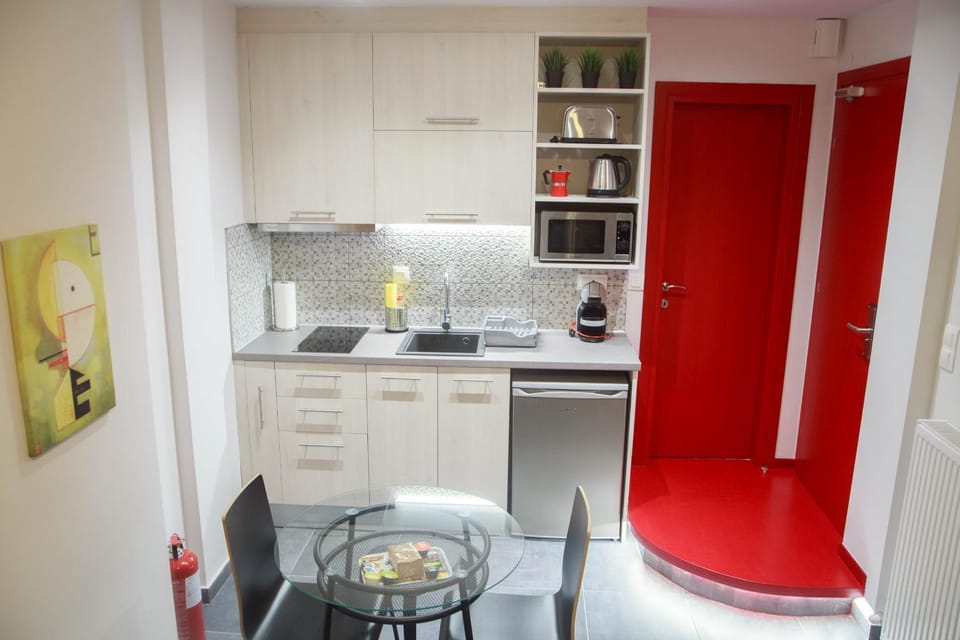 Kitchen or kitchenette, Dining area