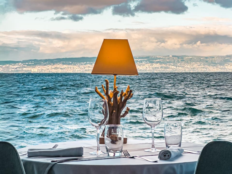 Restaurant/places to eat, Dining area