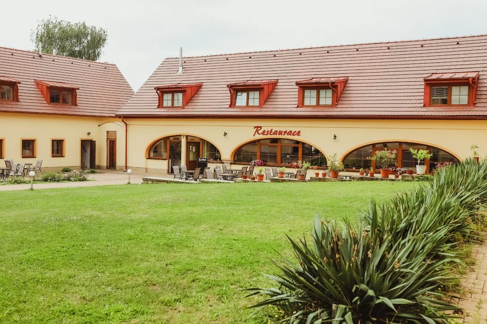 Restaurant/places to eat, Garden, Seating area