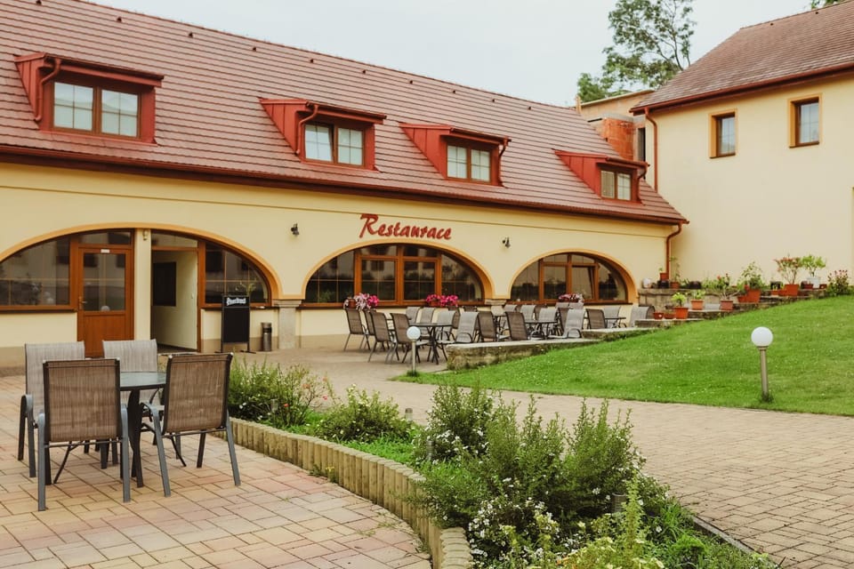 Property building, Restaurant/places to eat, Facade/entrance, Balcony/Terrace
