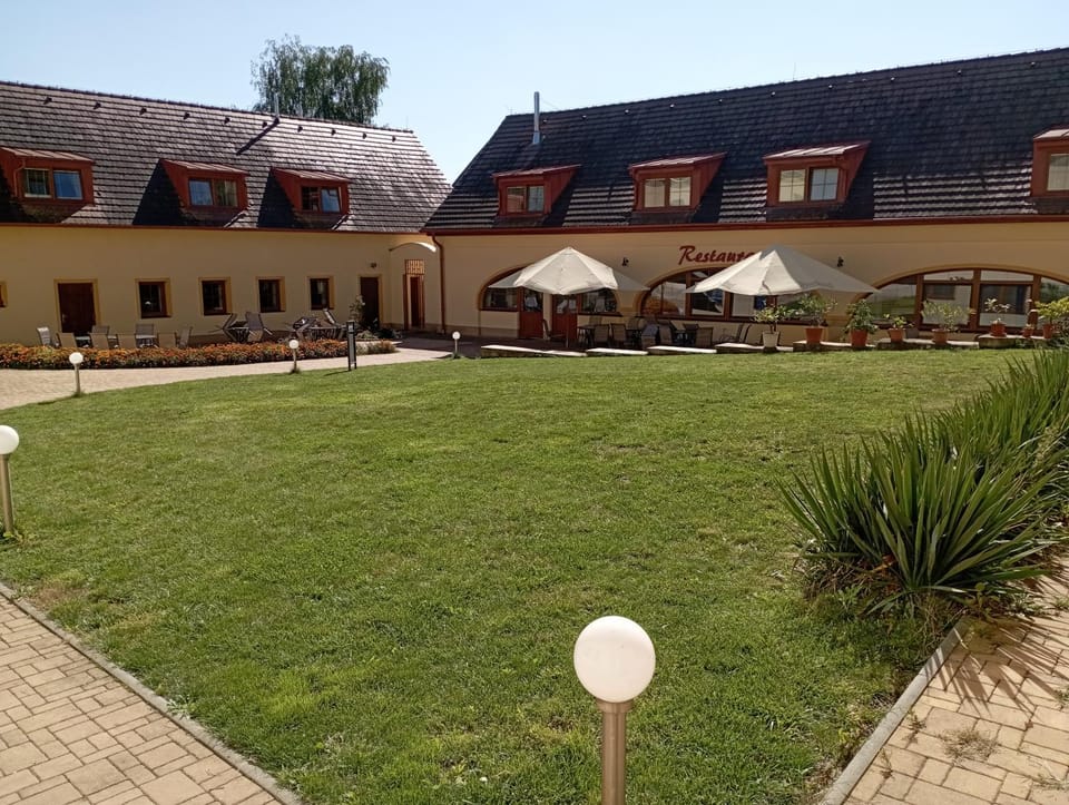 Restaurant/places to eat, Seating area, Garden view