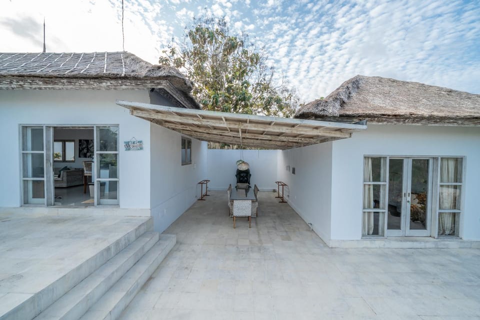 Property building, Patio, Balcony/Terrace, Dining area