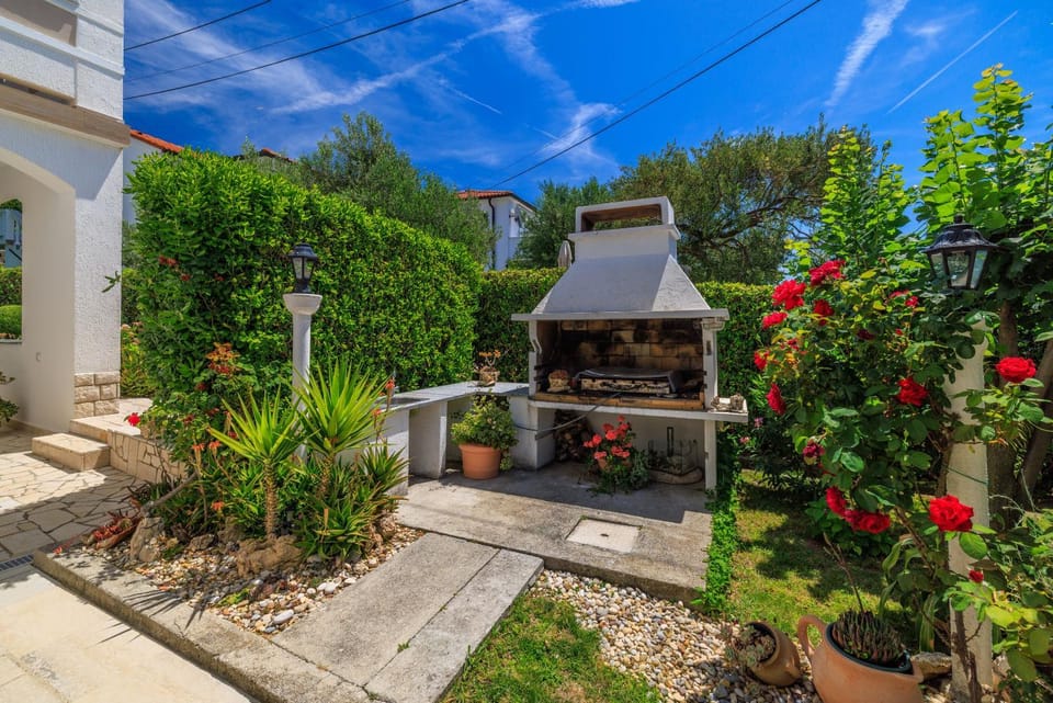Patio, BBQ facilities