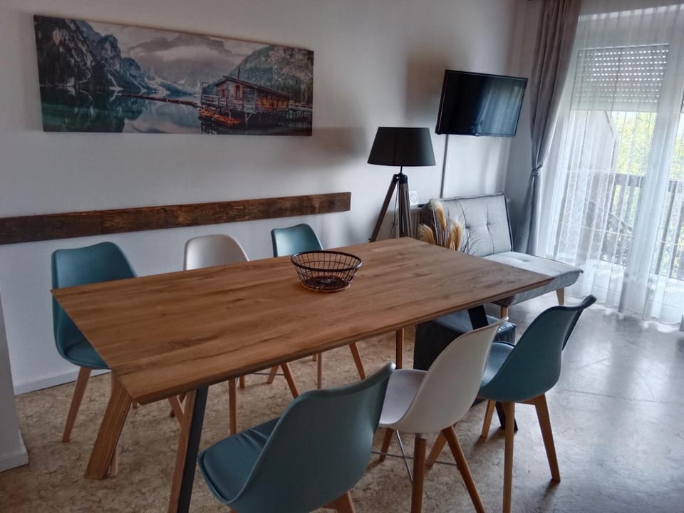 TV and multimedia, Living room, Seating area, Dining area